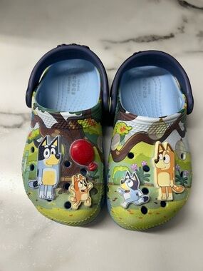 CROCS Kids' Bluey-Themed Blue Clogs - C9